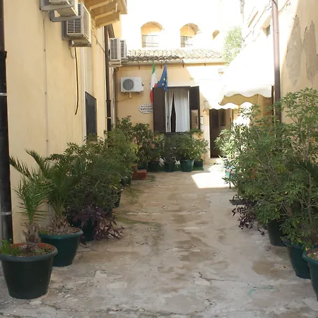 Montevergini B&B Centro Barocco-3