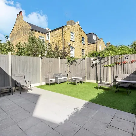 Hackney Suites - En-Suite Rooms & Amenities-2