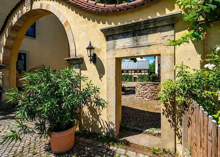 Landhotel Gut Wildberg mit Badeteich und großem Garten