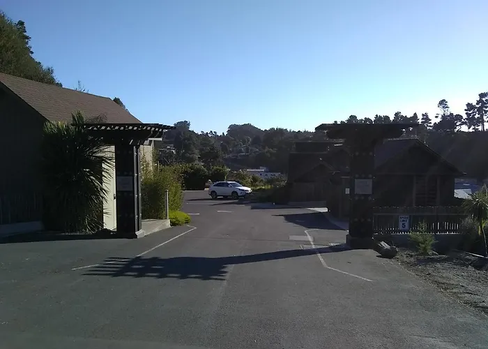 Noyo Harbor Inn
