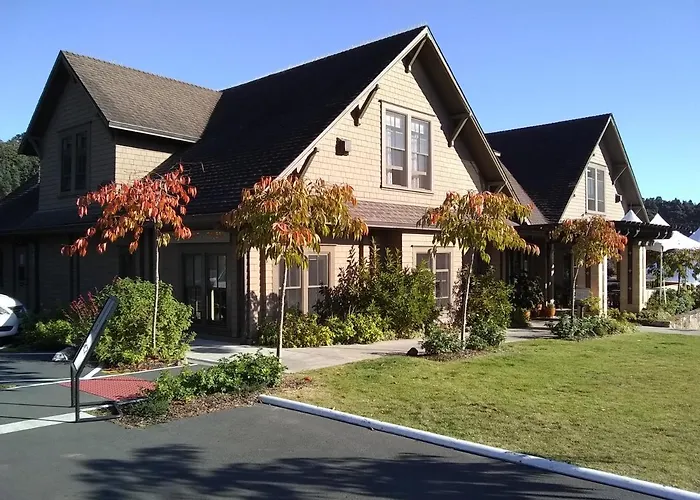 Noyo Harbor Inn