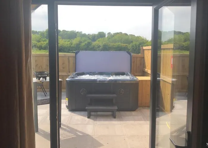 Superior Glamping Pod With Hot Tub