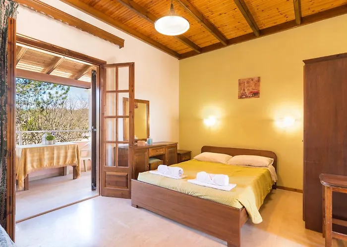 Nikos Pool House & Apartments