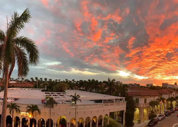 Palm Beach Hotel With Juliette Balconies! 2 Blocks From Beach! Historic Landmark