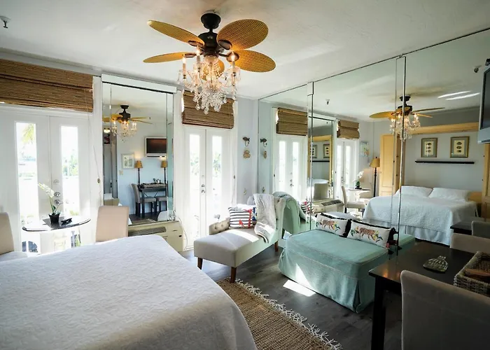 Palm Beach Hotel With Juliette Balconies! 2 Blocks From Beach! Historic Landmark