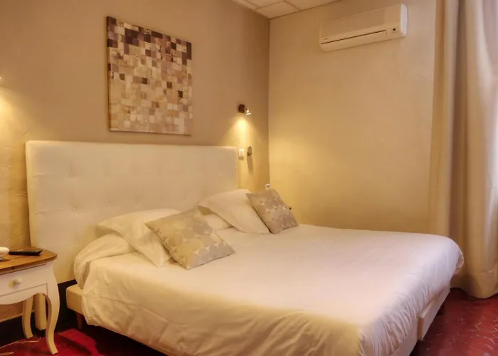Logis Hotel De Provence