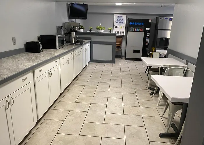 Super 8 By Wyndham Bloomington Normal