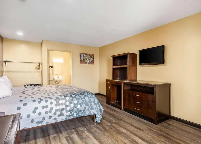 Econo Lodge Inn & Suites