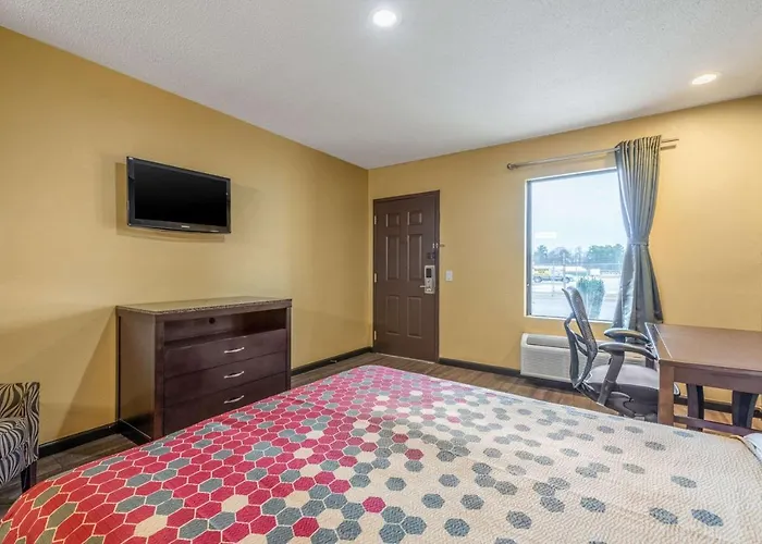 Econo Lodge Inn & Suites