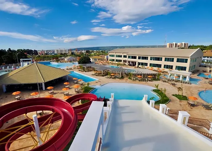 Águas Termais Naturais Piscinas Quentes 24 horas mais Acesso Incluso aos Parques Aquáticos dos Resorts Golden Dolphin Grande Hotel em Caldas Novas