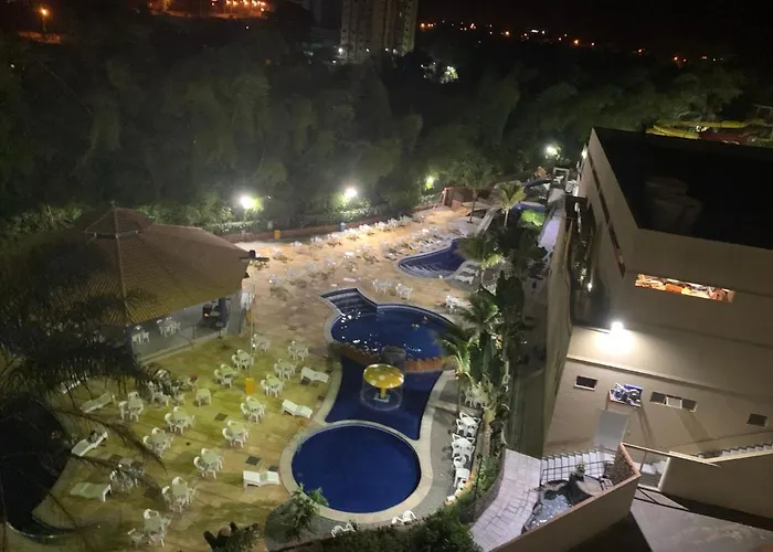 Águas Termais Naturais Piscinas Quentes 24 horas mais Acesso Incluso aos Parques Aquáticos dos Resorts Golden Dolphin Grande Hotel em Caldas Novas