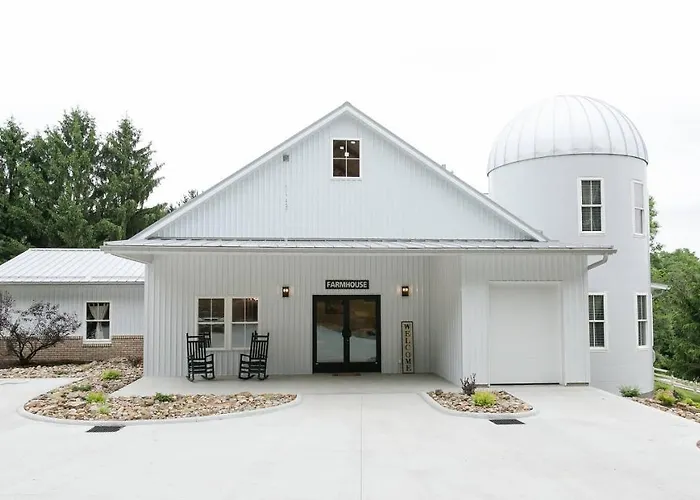 Farmhouse Suites By Amish Country Lodging