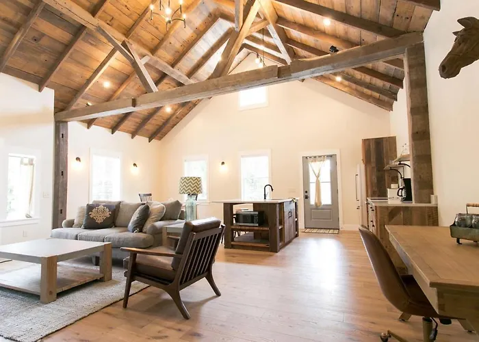 Farmhouse Suites By Amish Country Lodging