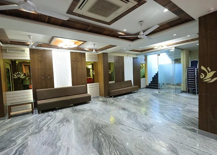 Hotel Rs Exclusive Stay & Fine Dine - Near To Akola Junction