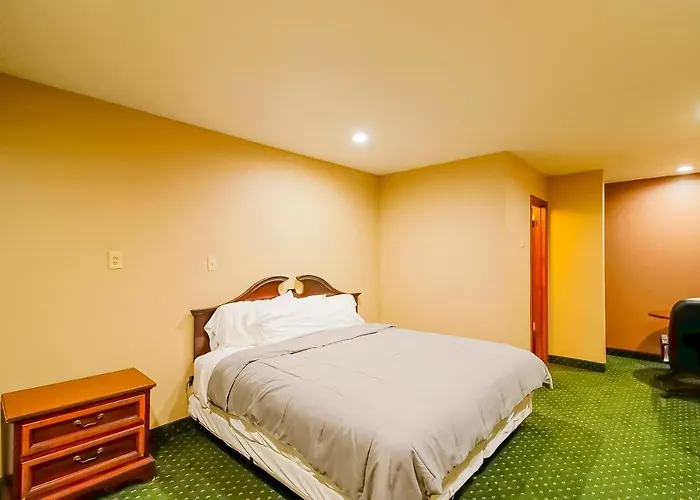 Oyo Pinewood Inn & Suites Silsbee