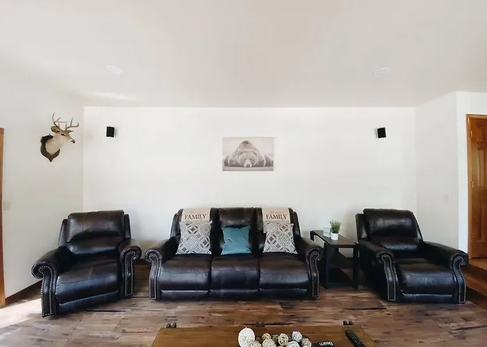Kathys Cabin, King Bed, Hot Tub, Near-Nau & Downtown Attractions, Perfect Year-Round Mountain Getaway