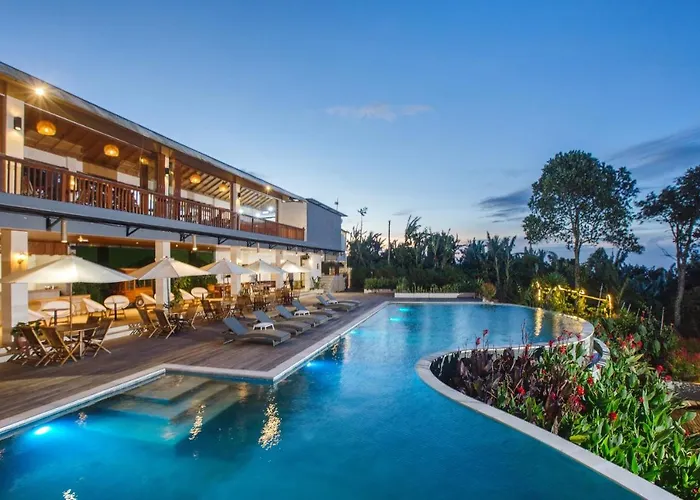 Giriwood Hotel & Villa