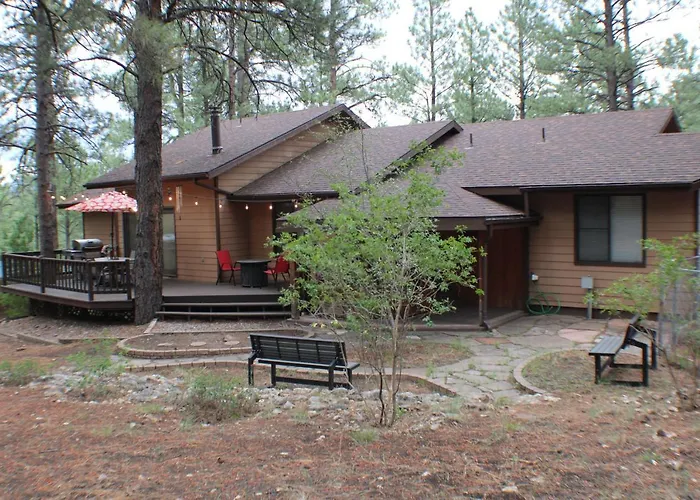 Kathys Cabin, King Bed, Hot Tub, Near-Nau & Downtown Attractions, Perfect Year-Round Mountain Getaway
