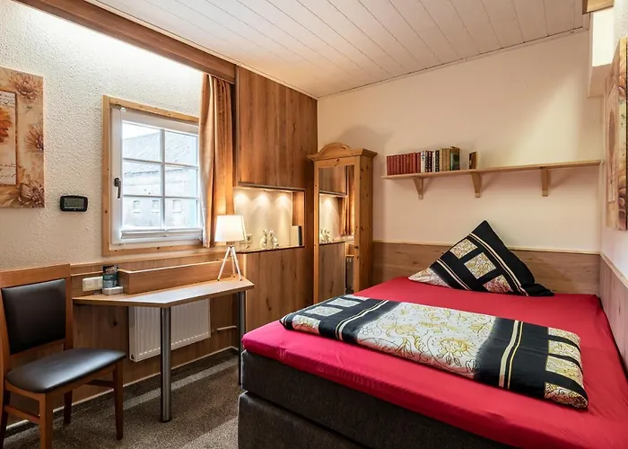 Land-Hotel Zum Schwan, Garni E-Ladestationen, -Spätanreise möglich-, Nähe Phantasialand Nähe Palmenparadies Euskirchen
