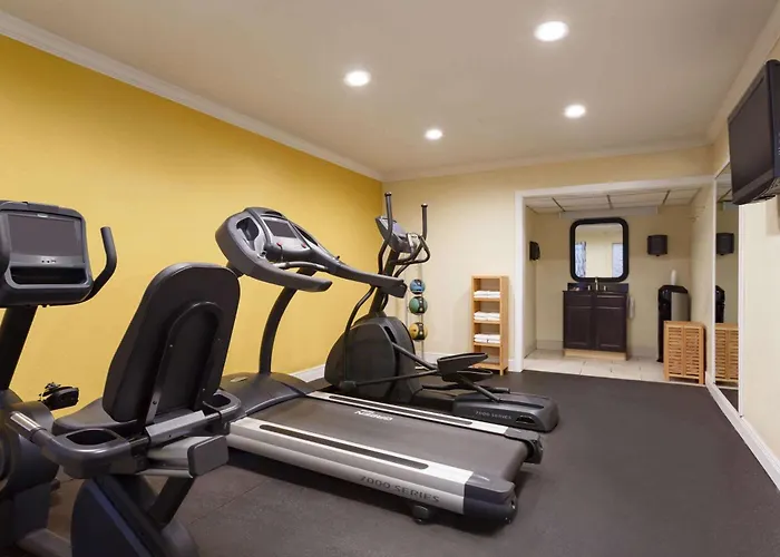 Days Inn By Wyndham Pensacola - Historic Downtown