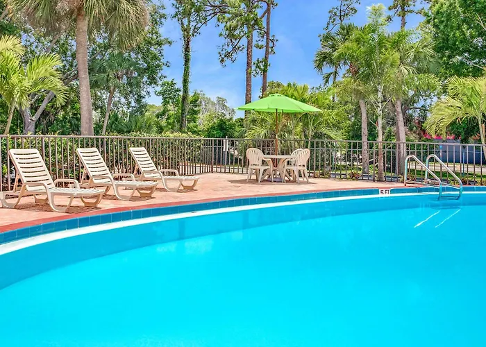 Days Inn By Wyndham Bradenton - Near The Gulf