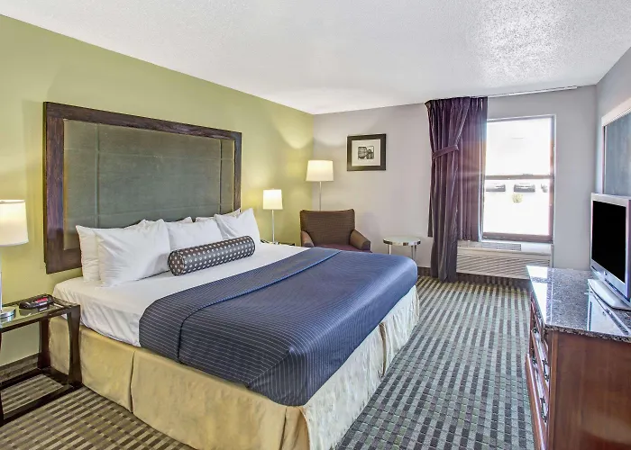 Days Inn By Wyndham Great Lakes Naval Base