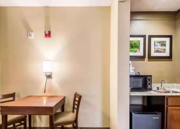 Comfort Inn & Suites Heath - Newark South