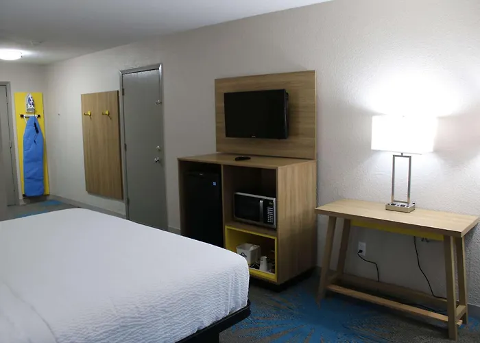 Days Inn By Wyndham Waco University Area