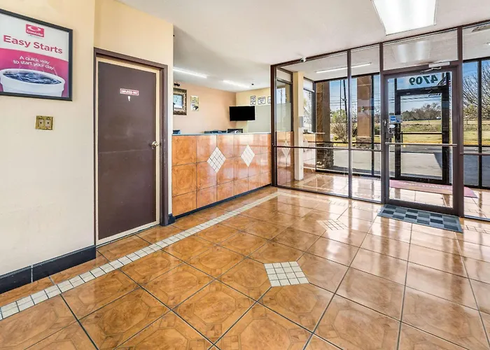 Econo Lodge Inn & Suites Macon West