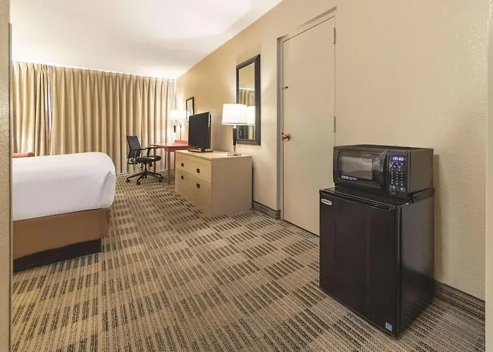 Ramada Inn By Wyndham Fairfield Nj