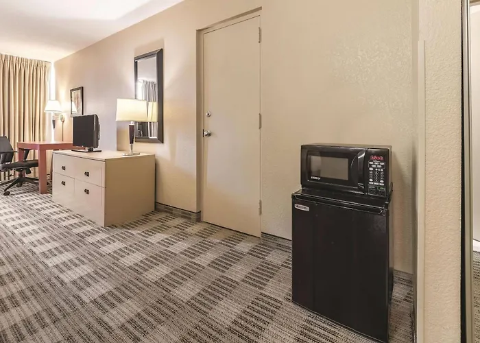 Ramada Inn By Wyndham Fairfield Nj