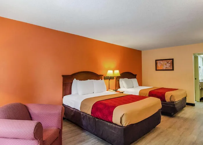 Econo Lodge Inn & Suites Gulfport Airport