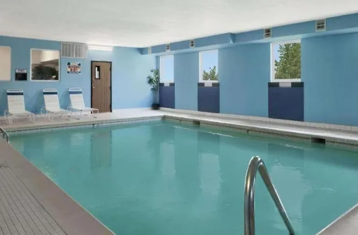 Days Inn & Suites By Wyndham Romeoville