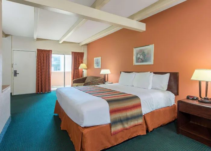 Days Inn By Wyndham St. Louis North