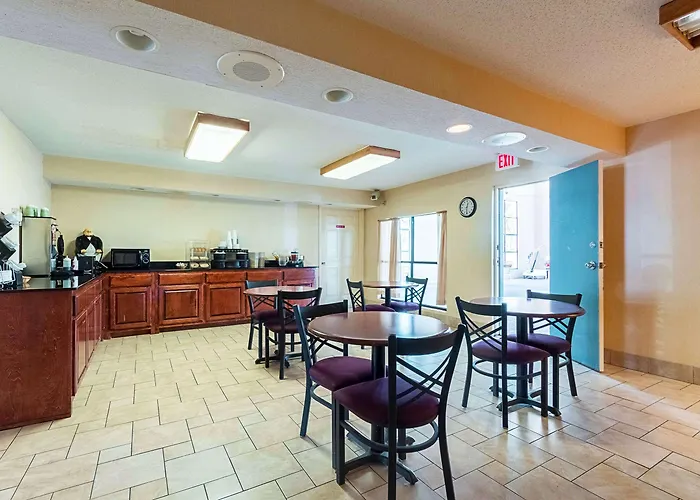 Econo Lodge Inn & Suites Bentonville