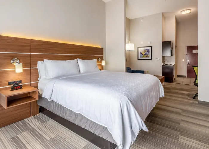 Holiday Inn Express & Suites Statesville