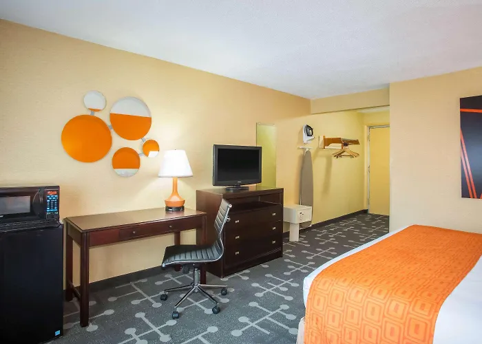 Howard Johnson By Wyndham College Park