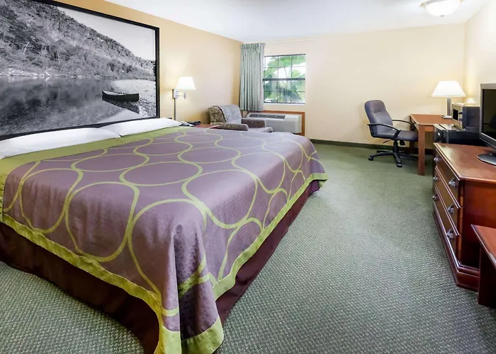Super 8 By Wyndham Pine Bluff