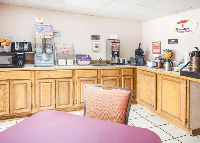 Super 8 By Wyndham Clinton