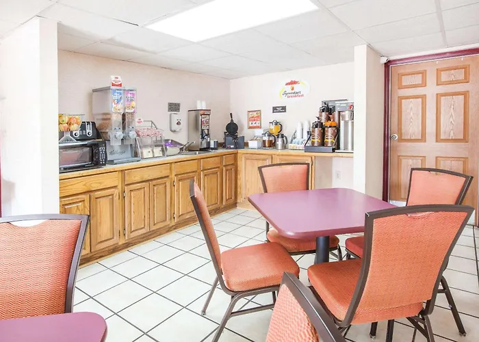 Super 8 By Wyndham Clinton