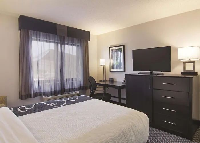 La Quinta Inn & Suites By Wyndham Cleveland - Airport North
