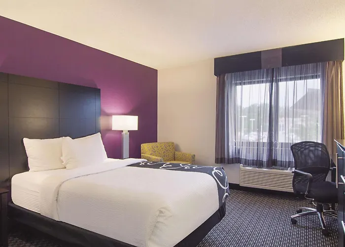 La Quinta Inn & Suites By Wyndham Cleveland - Airport North
