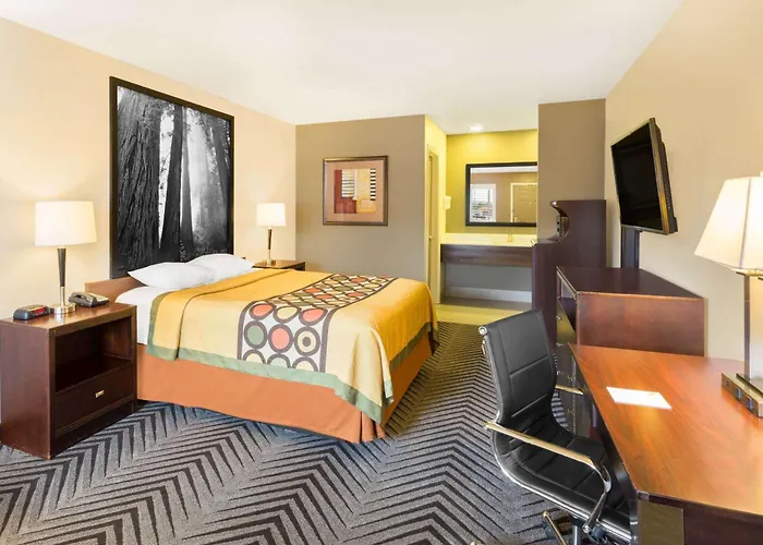 Super 8 By Wyndham Fortuna