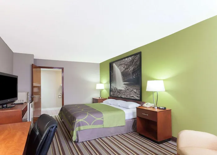 Super 8 By Wyndham Clarksville Northeast
