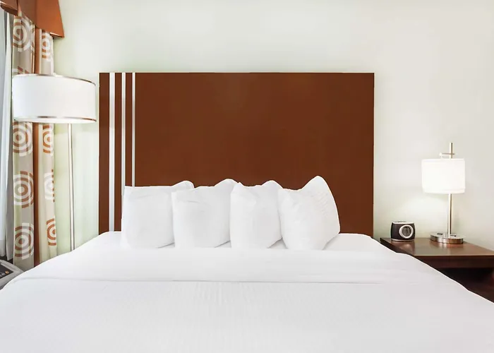 Ramada By Wyndham Carlyle