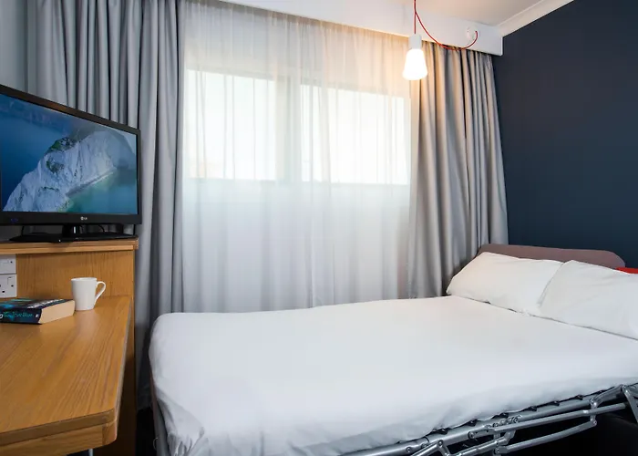 Holiday Inn Express Swansea East By Ihg