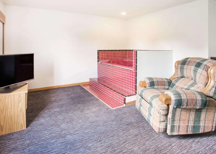 Super 8 By Wyndham Monmouth Il