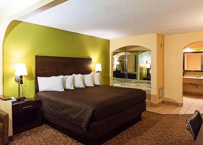 Rodeway Inn & Suites Clarksville Near Governors Square Mall