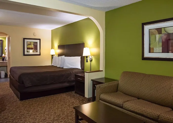Rodeway Inn & Suites Clarksville Near Governors Square Mall