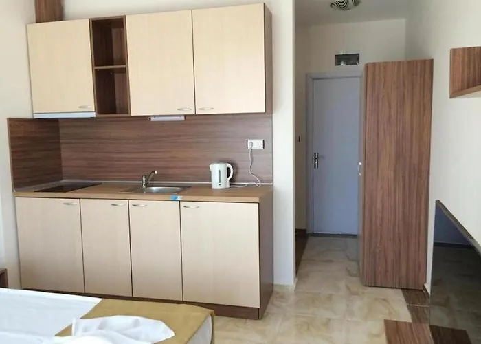 Flower Street Provides Accommodations With Free Wifi, Air Conditioning